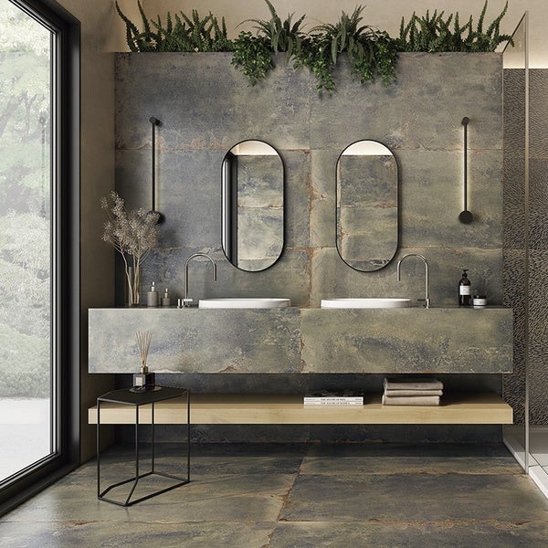 Modernes Badezimmer mit Doppelwaschtisch, Wandfliesen in Metalloptik, ovalen Spiegeln und Holzablage für ein elegantes und rustikales Design.