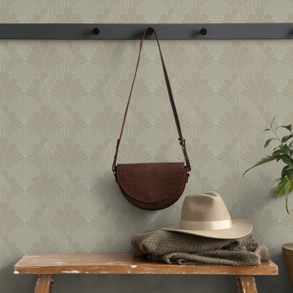 Tapete mit Fächermuster, Garderobenleiste, Handtasche und Accessoires auf einer Bank.