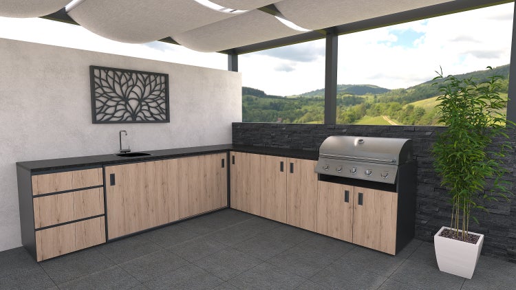 Außenküche mit Spüle, Grill, Schränken und dekorativer Wandkunst in einem hellen Außenbereich.
