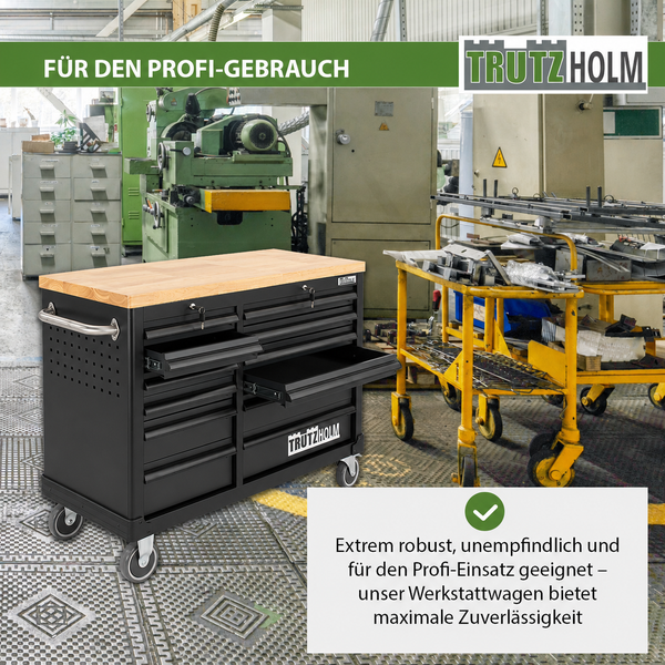 Trutzholm Werkstattwagen mit Holz-Arbeitsplatte in heller, geräumiger Werkstatt mit Maschinen. Professioneller Gebrauch. Trutzholm Logo.