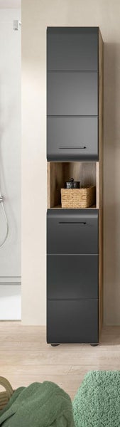 Badezimmer-Hochschrank mit anthrazitfarbenen Fronten und Korpus in Holzoptik. Mit offenem Fach und geflochtenem Korb.