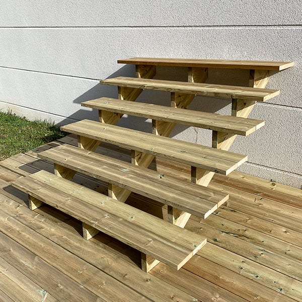 Holztreppe mit fünf Stufen für den Außenbereich