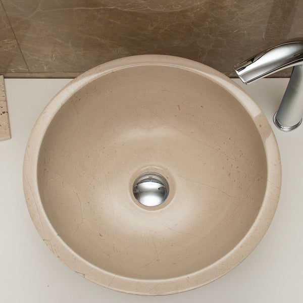 Rundes Aufsatzwaschbecken aus Naturstein mit verchromter Armatur und Ablauf in der Draufsicht.