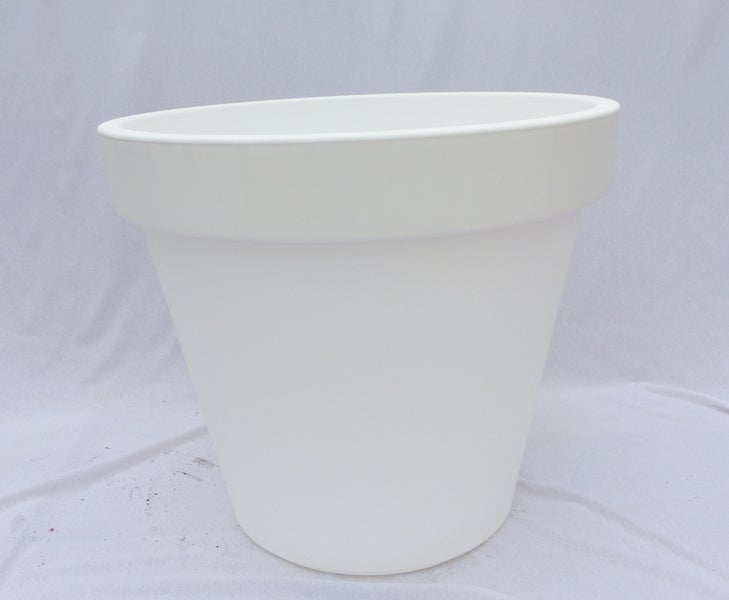 Runder weißer Pflanztopf aus Kunststoff mit breitem Rand für Garten und Terrasse.