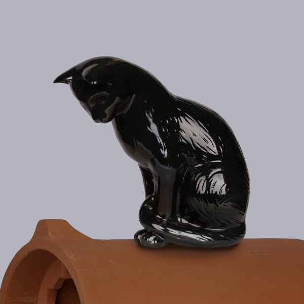 Schwarze Firstfigur Katze aus glasierter Keramik auf einem Firstziegel
