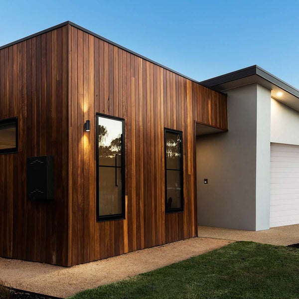 Modernes Haus mit Holzfassade, Fenstern und Garage