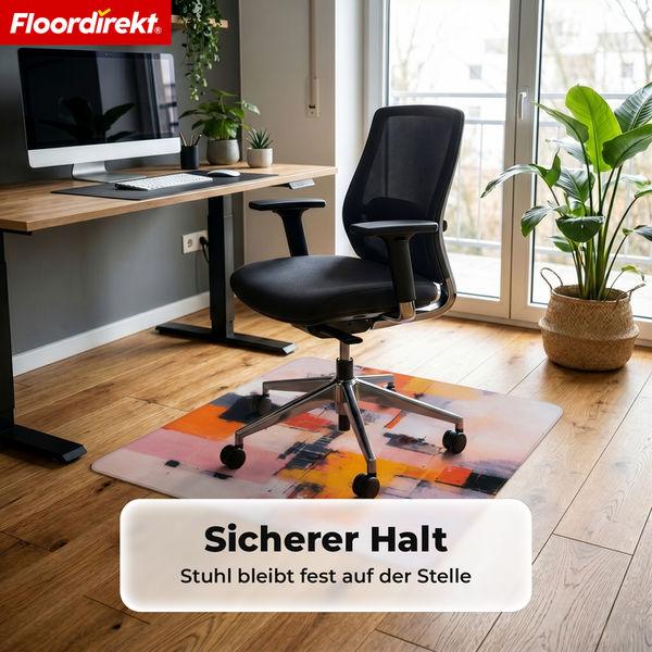 Floordirekt Logo und Bodenschutzmatte mit abstraktem Muster unter einem Bürostuhl in einem hellen Arbeitszimmer mit Holzfußboden.