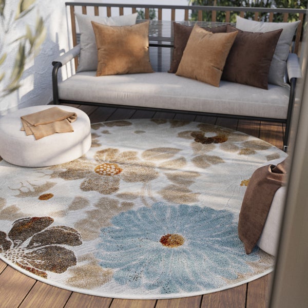 Runder Teppich mit floralem Muster aus großen Blüten in Beige, Braun und Hellblau.
