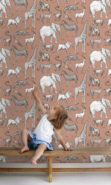 Tapete mit Tiermotiven und Kind auf einer Bank