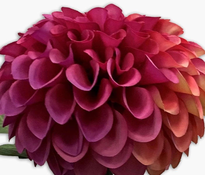 Nahaufnahme einer künstlichen Dahlie in Rosa mit mehrlagigen Blütenblättern aus Textil.