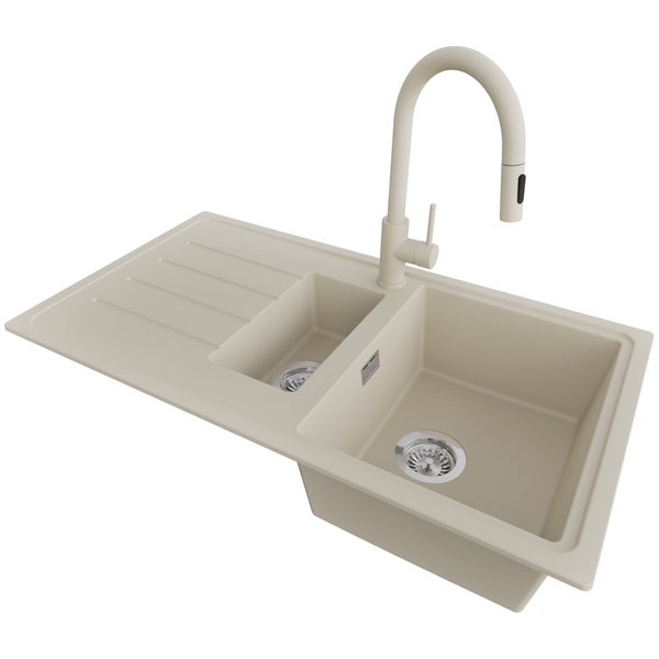 Beige Einbauspüle aus Verbundwerkstoff mit eineinhalb Becken, Abtropffläche und passender Hochbogenarmatur mit Auszugbrause.