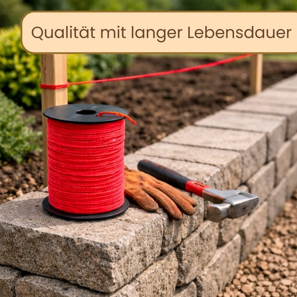 Richtschur, Hammer und Handschuhe liegen auf einer Steinmauer.