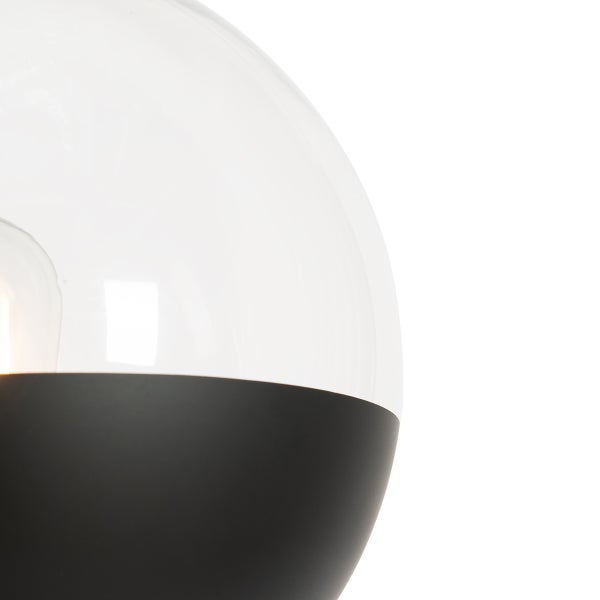 Detail einer Hängelampe mit Glaskugel und schwarzem Lampenschirm