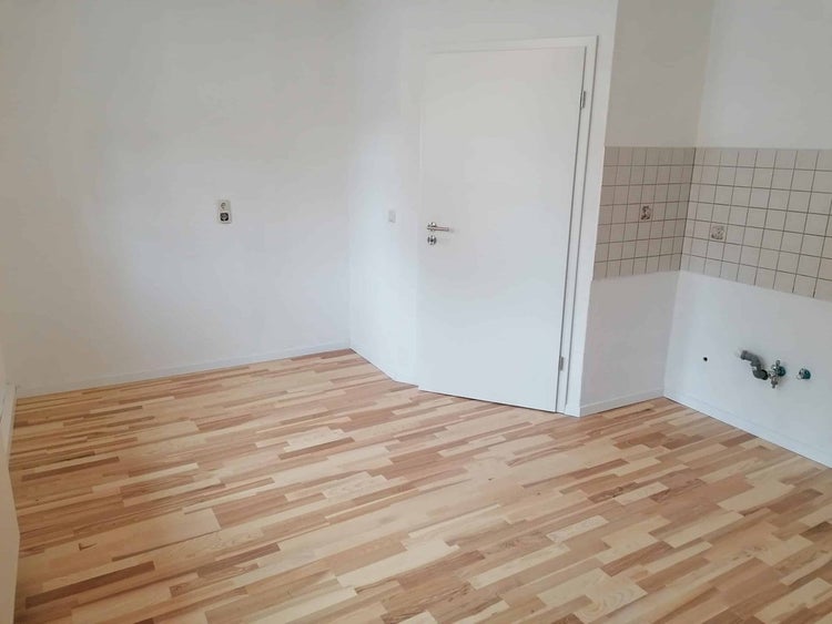 Quadratische Sperrholzplatten mit Schultafellack, Pinsel und Kreide für ein Bastelprojekt.