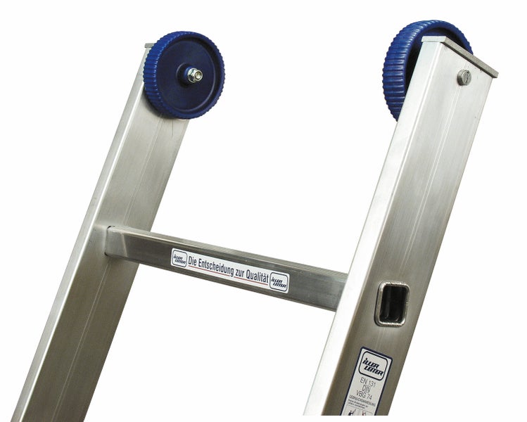 Detailansicht einer Aluminiumleiter mit Rollen