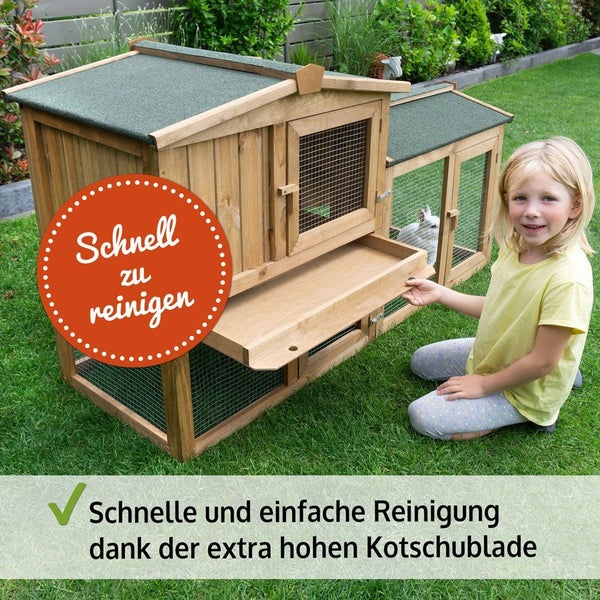 Holz-Hasenstall im Garten mit einer herausziehbaren, hohen Kotschublade für eine einfache Reinigung.