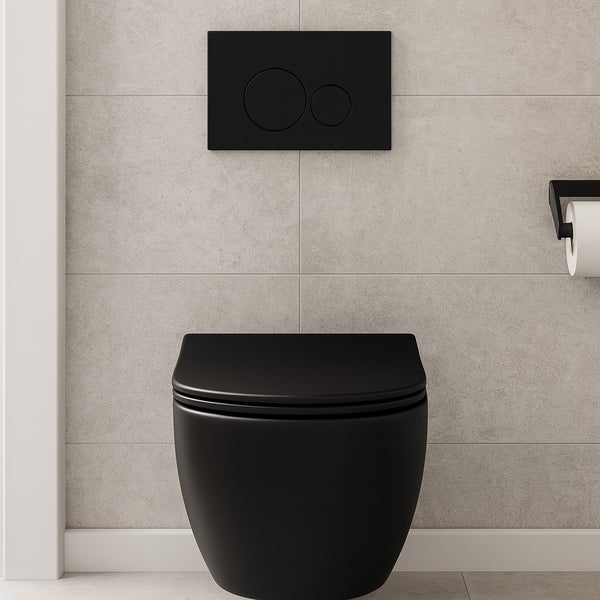 Schwarzes Wand-WC mit Betätigungsplatte in einem Badezimmer
