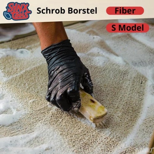 Eine Person reinigt einen Teppich mit einer Schrubberbürste von Synx Tools.