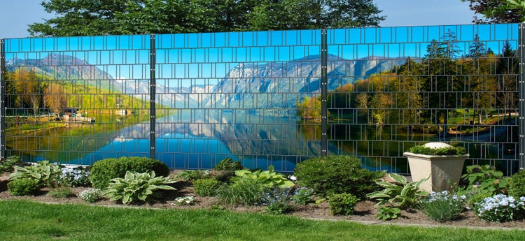 Doppelstabmattenzaun mit Landschaftsmotiv im Garten
