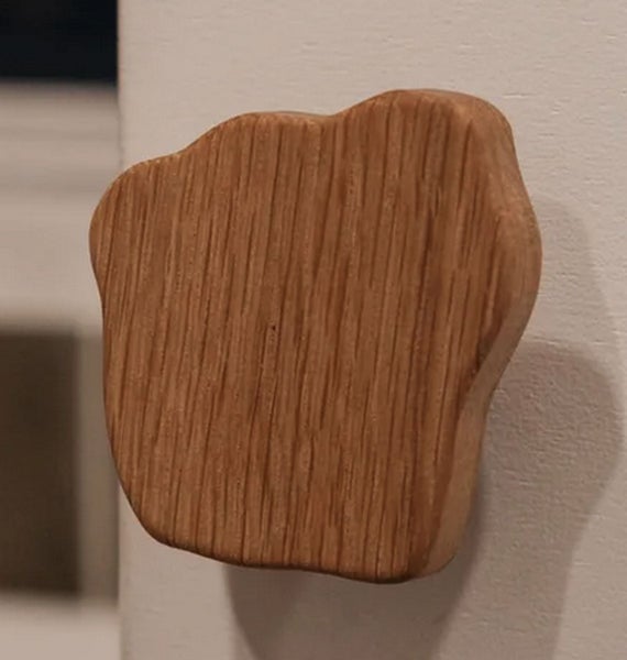 Holzmöbelknopf an einer Schublade oder Schranktür