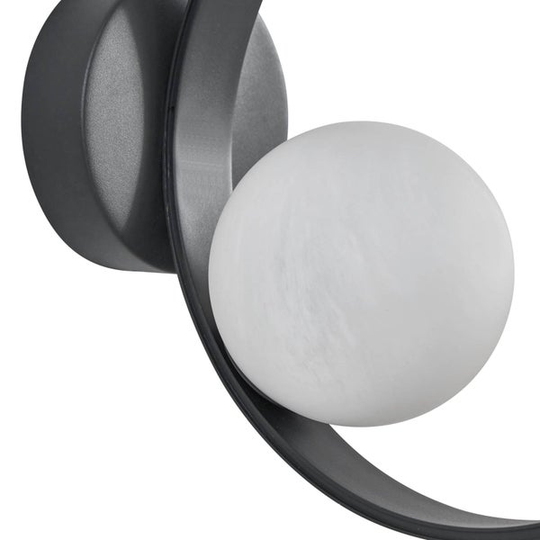 Wandleuchte mit kugelförmigem weißem Glasschirm und gebogenem schwarzem Metallrahmen.