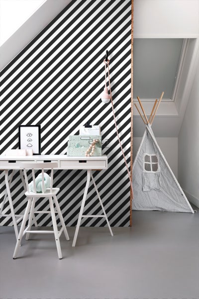 Kinderzimmer mit Schreibtisch, Stuhl, Spielzelt und gestreifter Tapete