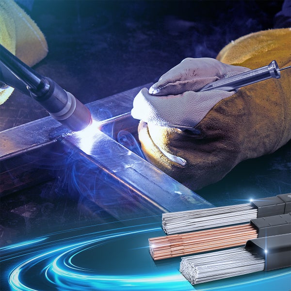 Schweißen von Metall mit Schutzhandschuhen und Schweißstäben