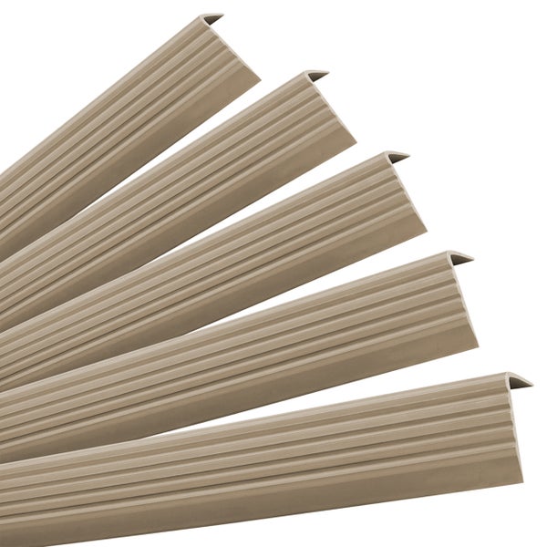 Mehrere Treppenkantenprofile mit Rillen