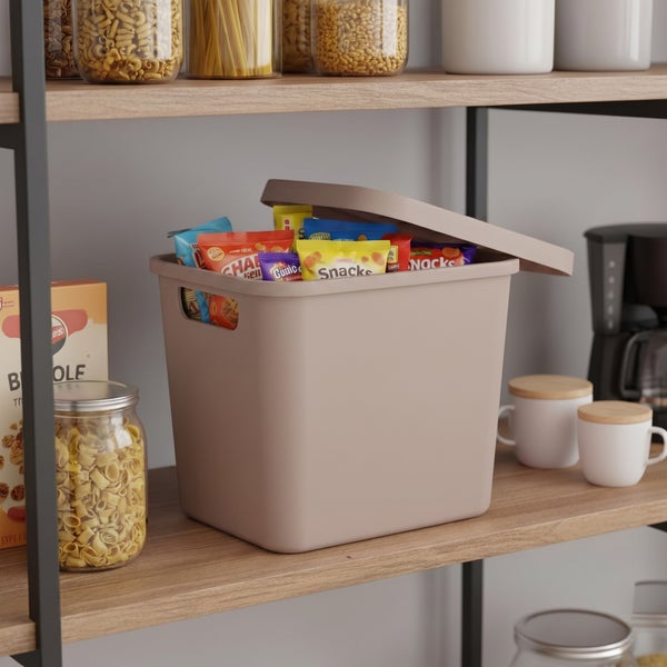 Beige Aufbewahrungsbox aus Kunststoff mit Deckel zur Organisation von Lebensmitteln in einem Regal.