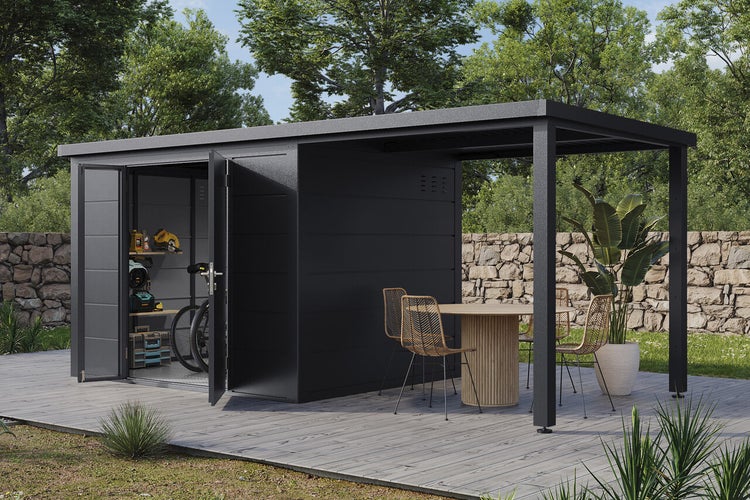 Modernes Gartenhaus aus Metall mit integriertem Schleppdach, offener Sitzbereich mit Tisch und Stühlen auf Holzterrasse im Garten.