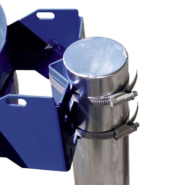 Blaue Metallhalterung mit zwei Schlauchschellen an einem runden Metallpfosten montiert.