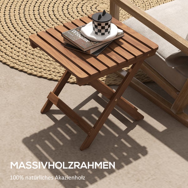 Mädchen in Kleid auf einem Sitzsack