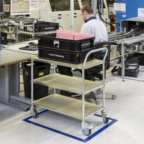 Rollwagen mit drei Ablageflächen in einem Industriebereich