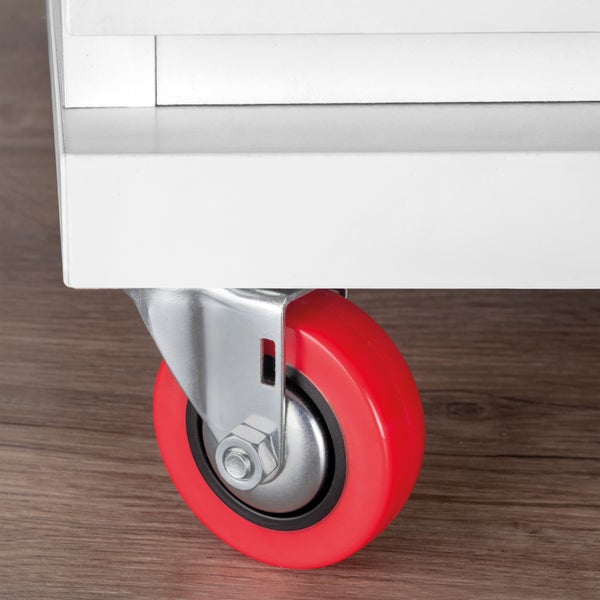 Lenkrolle mit rotem Rad und Metallbefestigung an einem weißen Schrank.