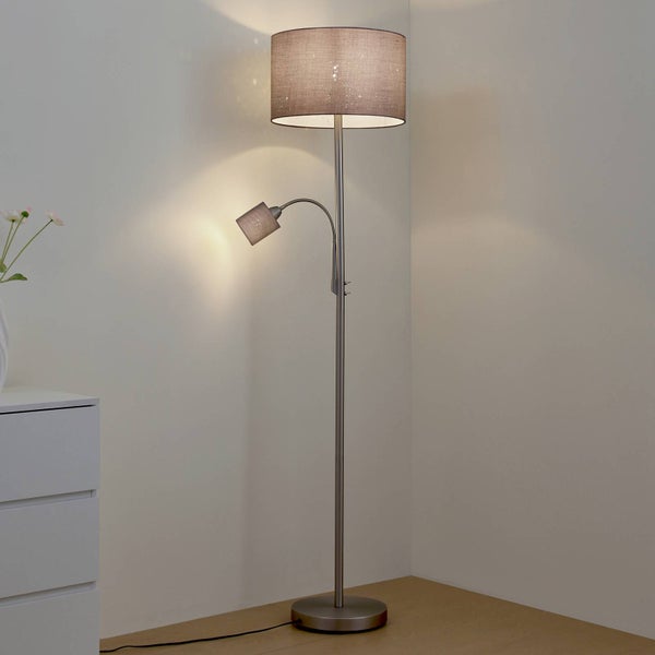 Stehlampe mit Leselampe im Wohnzimmer