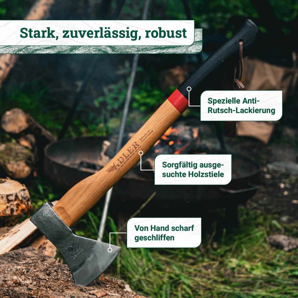 Adler Axt mit Holzstiel, handgeschliffener Klinge und Anti-Rutsch-Lackierung im Garten.