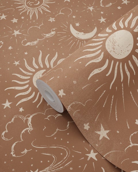 Tapetenrolle mit Himmelsmotiven wie Sonne, Mond, Sternen und Wolken im handgezeichneten Stil.