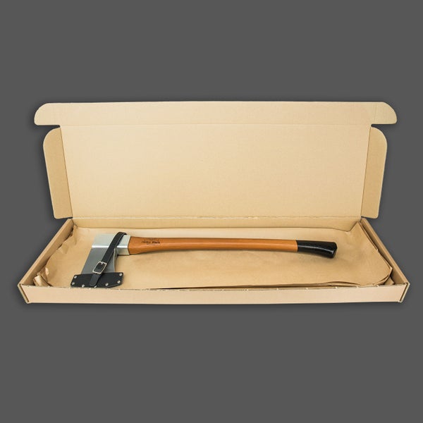 Eine Axt von Helko Werk mit Holzstiel in einer offenen Pappschachtel mit Transportschutz für die Klinge