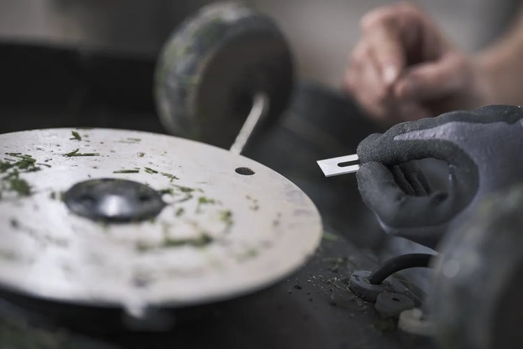 Messerwechsel an einem Rasentrimmer