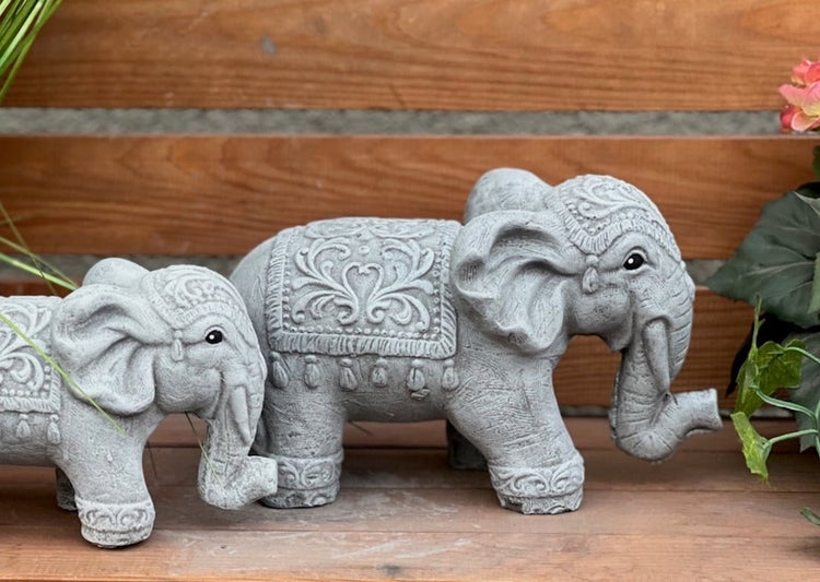 Gartenfigur Elefant mit Verzierungen in Betonoptik für Garten und Terrasse