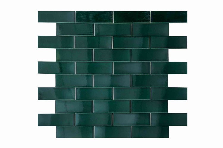 Dunkelgrüne Mosaikfliesen in Ziegeloptik mit glänzender Oberfläche.