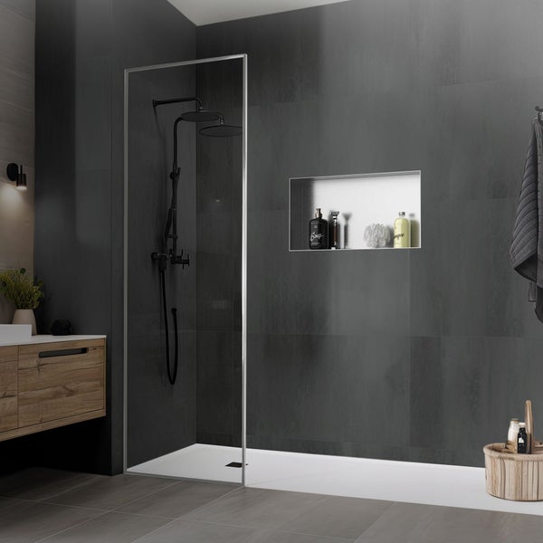 Moderne begehbare Dusche mit Duschwand aus Glas, schwarzer Regendusche, Duschrinne und in die Wand integrierter Nische in einem eleganten Bad.