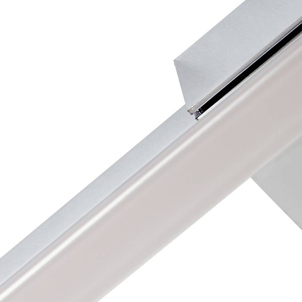 Nahaufnahme einer linearen LED Badezimmerleuchte mit verchromter Basis und weißem Diffusor.