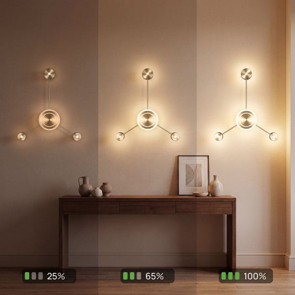 Moderne LED Wandleuchte mit drei Helligkeitsstufen, 25 Prozent, 65 Prozent und 100 Prozent, montiert über einer Holzanrichte.