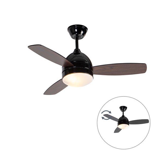 Deckenventilator mit Beleuchtung und drei Holzoptik Flügeln zur Luftumwälzung in Wohnräumen.