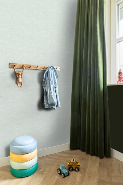 Kinderzimmer mit strukturierten Tapeten, Garderobe, Stapelhocker und Spielzeug