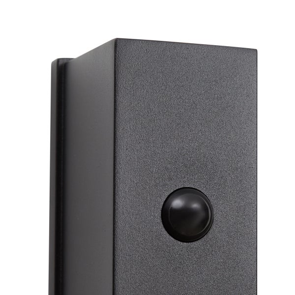 Schwarze, rechteckige Außenwandleuchte mit integriertem Bewegungsmelder in der Nahaufnahme.