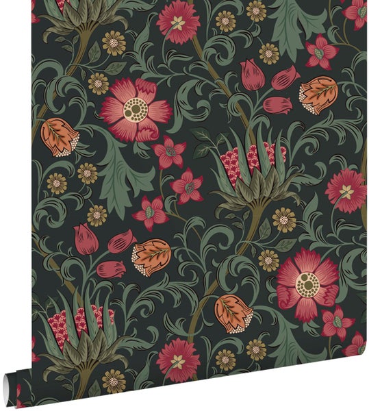 Vliestapete mit floralem Vintage-Muster hinter einem Marmortisch mit Spiegel und dekorativen Vasen.