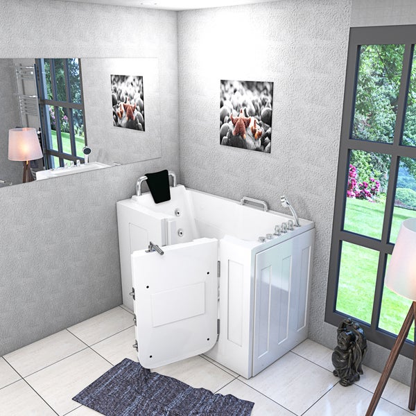 Barrierefreie Badewanne mit offener Tür in einem hellen Badezimmer