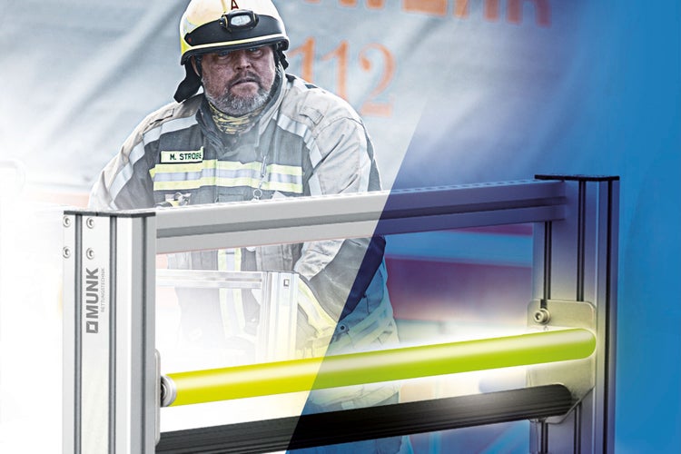 Munk Rettungstechnik Logo und ein Feuerwehrmann mit Ausrüstung